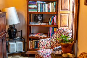 sala de estar con silla y estante para libros en Ibiza Boutique Guest House en Ibiza