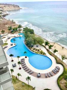 eine Luftansicht auf einen Resortpool und das Meer in der Unterkunft M2 LUX for VIP Best view Best Ubication in Manta