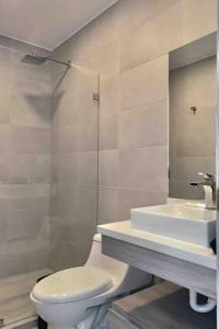 ein Bad mit einem WC und einem Waschbecken in der Unterkunft M2 LUX for VIP Best view Best Ubication in Manta