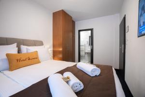 Ένα ή περισσότερα κρεβάτια σε δωμάτιο στο Hotel Šumava