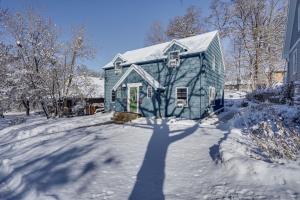 een schaduw van een huis in de sneeuw bij Pet-Friendly Saint Paul Home with Shared Yard! 