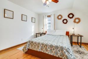 een slaapkamer met een bed en een plafondventilator bij Pet-Friendly Saint Paul Home with Shared Yard! 