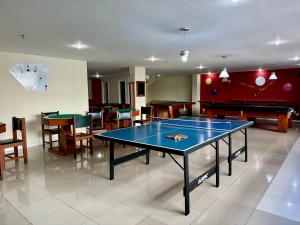 Habitación con mesa de ping pong y pelotas de ping pong. en Camboinhas Inn en Niterói