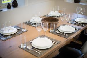 stół z talerzami i kieliszkami do wina w obiekcie Hues Kjerte w mieście Wenningstedt
