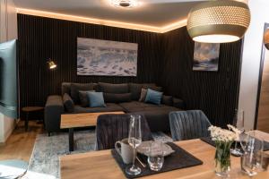 - un salon avec un canapé et une table dans l'établissement Wellness House Oase Spa mit Whirlpool, à Timmendorfer Strand