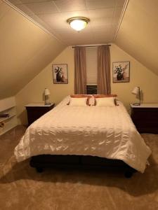 een slaapkamer met een bed met een teddybeer erop bij Theos Cottage Niagara in Lewiston
