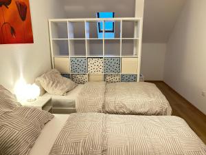 ein kleines Zimmer mit einem Bett und einem Sofa in der Unterkunft Zentrale Wohnung l Netflix l Internet I bis 5 Gäste in Iserlohn