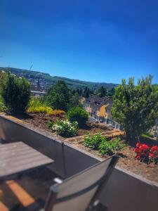 een uitzicht vanaf het balkon van een huis bij Sonnenplätzchen mit Dachterasse mitten in Wiehl in Wiehl