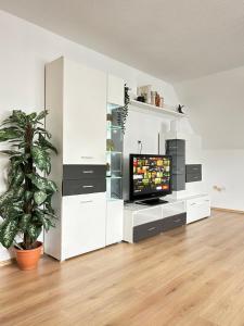 ein Wohnzimmer mit einem TV in einer weißen Wand in der Unterkunft Zentrale Wohnung l Netflix l Internet I bis 5 Gäste in Iserlohn