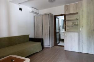a living room with a couch and a kitchen at ANCA in Saturn