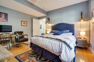 1 dormitorio con cama, escritorio y silla en Pet-Friendly Saint Paul Vacation Rental with Deck!, en West Saint Paul