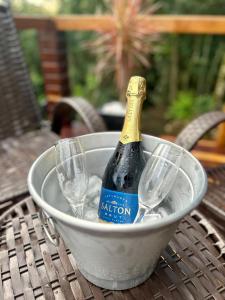 uma garrafa de champanhe num balde numa mesa em Refúgio de Gaia em Chapecó