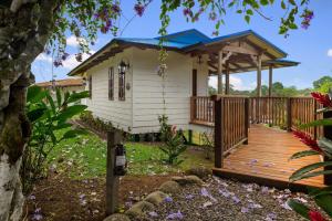 une maison avec une terrasse et un kiosque dans l'établissement El Lugar, à Tigre