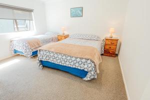 a bedroom with two beds and a window at Sunrise Accommodation in Whakatane