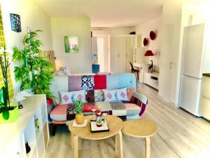 un soggiorno con un divano e un tavolo di studio :paradise beach ad Anse Marcel