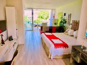 una camera da letto con un letto grande e un soggiorno di studio :paradise beach ad Anse Marcel