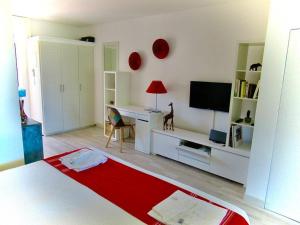 TV a/nebo společenská místnost v ubytování studio :paradise beach