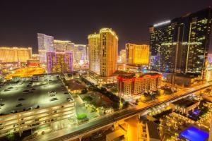 uitzicht op een stad in de nacht met gebouwen bij No Resort Fee Strip View Suite +Free Valet + Pool in Las Vegas
