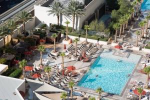 een uitzicht over een zwembad in een hotel bij No Resort Fee Strip View Suite +Free Valet + Pool in Las Vegas