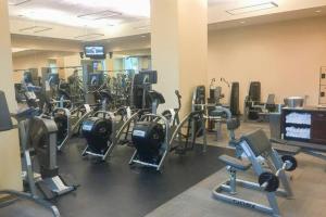 een fitnessruimte met veel loopbanden en machines bij No Resort Fee Strip View Suite +Free Valet + Pool in Las Vegas
