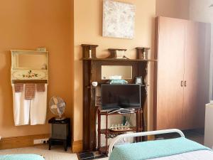 un soggiorno con TV e armadio di Stony Rise Cottage B&B a Devonport
