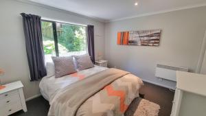 ハンマー・スプリングスにある5b Torquay Tceの大きなベッドと窓のある寝室
