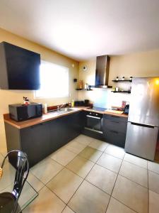 Η κουζίνα ή μικρή κουζίνα στο Casa Rosa T3 centre ville +6 φωτογραφίες