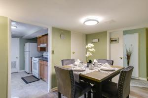 ein Esszimmer und eine Küche mit einem Tisch und Stühlen in der Unterkunft District Heights Apartment with Patio and Seating in District Heights