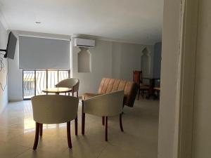 ein Wohnzimmer mit einem Tisch und Stühlen sowie ein Esszimmer in der Unterkunft Grand Royal Tampico in Tampico