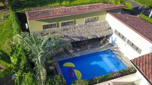 una vista aérea de una villa con piscina en Casa Gris in Jaco, en Jacó