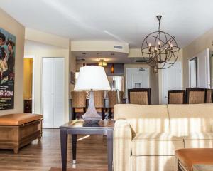 sala de estar con sofá y mesa con lámpara en Bluegreen Vacations Cibola Vista Resort and Spa an Ascend Resort, en Peoria