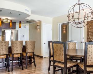 - une cuisine et une salle à manger avec une table et des chaises dans l'établissement Bluegreen Vacations Cibola Vista Resort and Spa an Ascend Resort, à Peoria