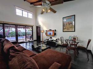 sala de estar con sofá y mesa en Casa Gris in Jaco, en Jacó