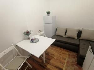 ein Wohnzimmer mit Sofa und Tisch in der Unterkunft Tsar Dušan Apartment in Belgrad