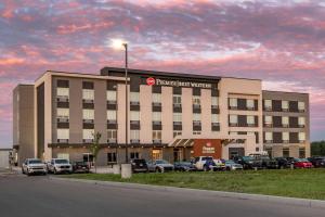 un hôtel à côté d'un parking avec des voitures garées dans l'établissement Best Western Premier Prince Albert, à Prince Albert