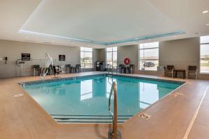 uma grande piscina num quarto de hotel em Best Western Premier Prince Albert em Prince Albert