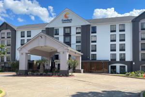 ヒューストンにあるComfort Inn & Suites Houston I-10 West Energy Corridorのホテルの正面に入り口があります。