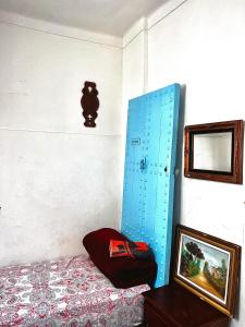 um quarto com uma cama e uma porta azul em The view appartement em Rabat