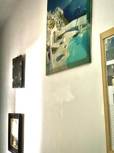 um quadro pendurado numa parede ao lado de um quadro em The view appartement em Rabat