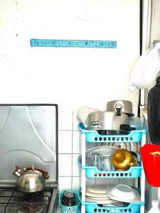 uma cozinha com fogão e algumas panelas e frigideiras em The view appartement em Rabat