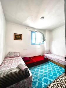 um quarto com duas camas e uma janela em The view appartement em Rabat