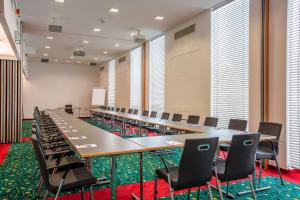 a large conference room with a long table and chairs at Quality Hotel Vienna in Vienna