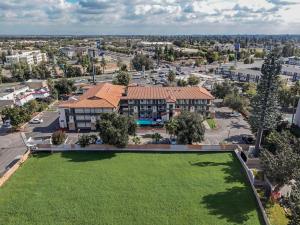 uma vista aérea de um edifício com um grande relvado em Hillstone Inn Tulare, Ascend Hotel Collection em Tulare