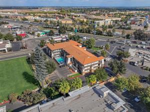 una vista aérea de un edificio con techo naranja en Hillstone Inn Tulare, Ascend Hotel Collection en Tulare