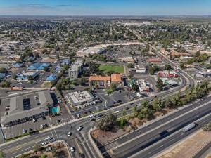 Luftblick auf eine Stadt mit Autobahn in der Unterkunft Hillstone Inn Tulare, Ascend Hotel Collection in Tulare