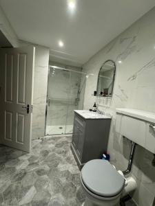 Vonios kambarys apgyvendinimo įstaigoje Elegant 1BD Hidden Gem wPrivate Patio Fulham!