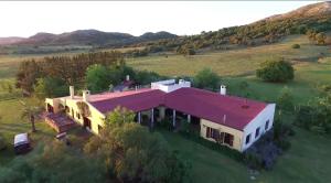 una vista aerea di una casa in un campo di Sierra de Mariscala a Mariscala