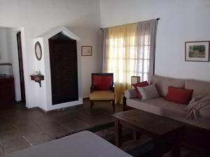 een woonkamer met een bank en een stoel bij Sierra de Mariscala in Mariscala
