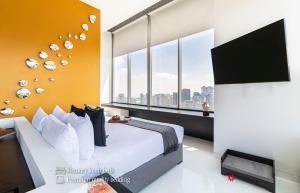 a bedroom with a large bed and a large window at Kukun Collection in Mexico City