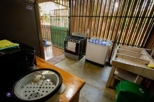 a room with a kitchen with a stove and a table at Chepe's Chic Bungalow in Fortuna
